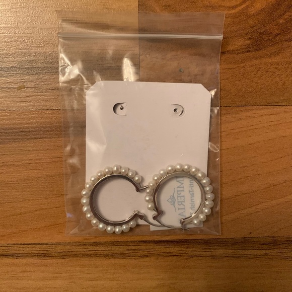 NEW IMPERIAL PEARLS STERLING SILVER
FRESHWATER PEARL HOOP
EARRINGS - Picture 3 of 5